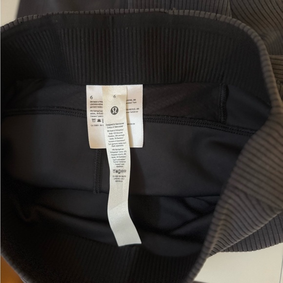 Lululemon Ribbed Softstreme 32.5” Flared Pant Black/Gray
Size 6💎EUC! Retail $138 - Picture 6 of 10
